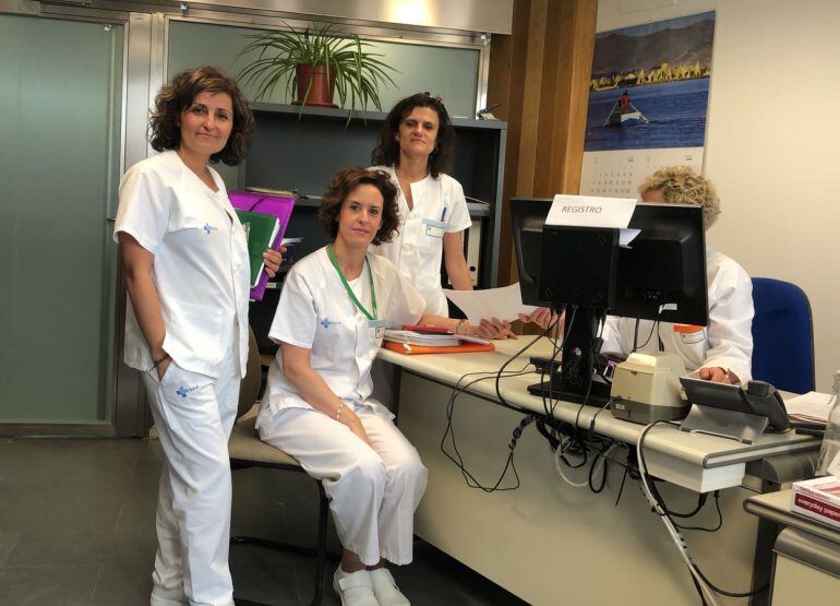 Representantes de las enfermeras del hospital de Segovia en el momento del registro de las 300 firmas recogidas