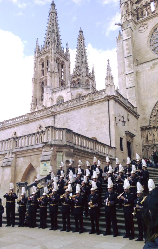 Banda de cornetas y tambores Coronación de Espinas de Burgos en una actuación bajo la Catedral de Burgos