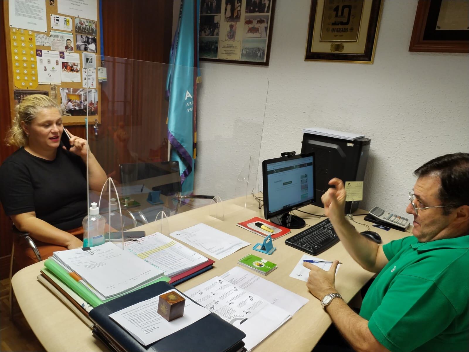 María José Castro, intérprete, y Manuel Martínez, Agente deDesarrollo de la Comunidad Sorda de Aprosoja