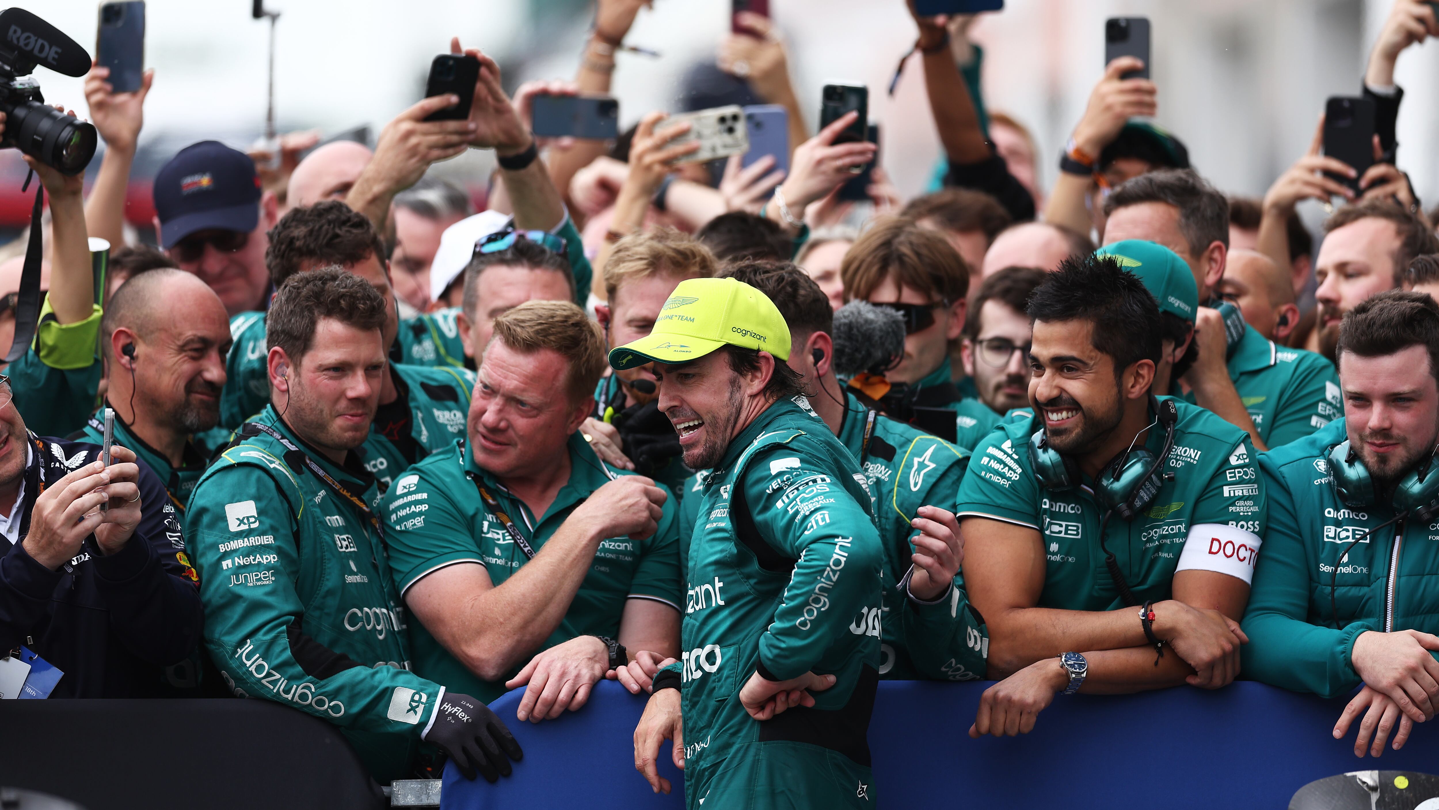 Fernando Alonso celebra su segundo puesto en Canadá con sus ingenieros de Aston Martin