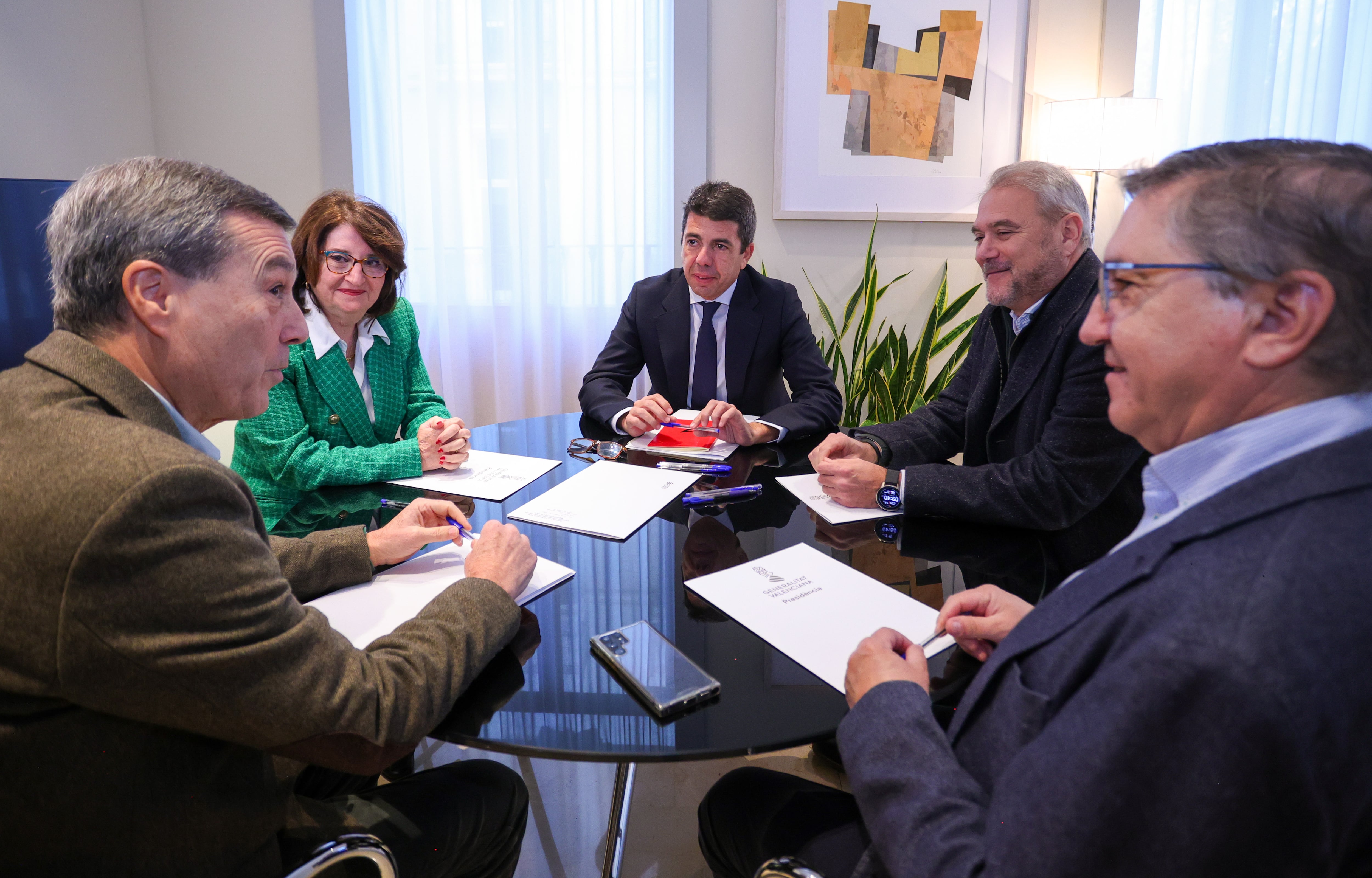 El president Mazón, junto a sus consellers de Educación y Sanidad, en la reunión con los rectores de la UA y la UMH