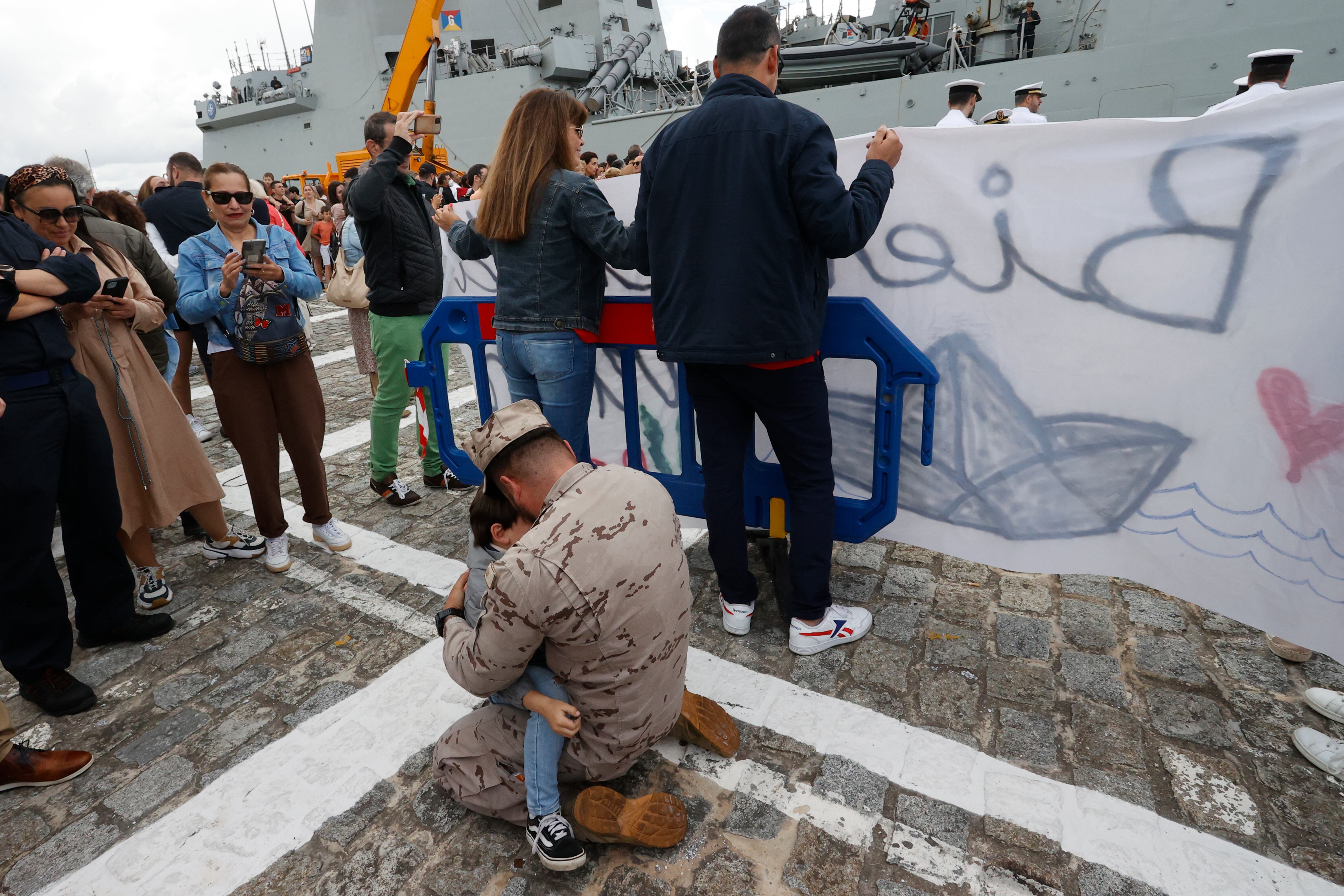 FERROL, 26/06/2022.- El buque &#039;Cantabria&#039; y la fragata &#039;Blas de Lezo&#039; atracan en su base de Ferrol tras permanecer desplegados en los últimos meses con la OTAN en el Mediterráneo. EFE/Kiko Delgado
