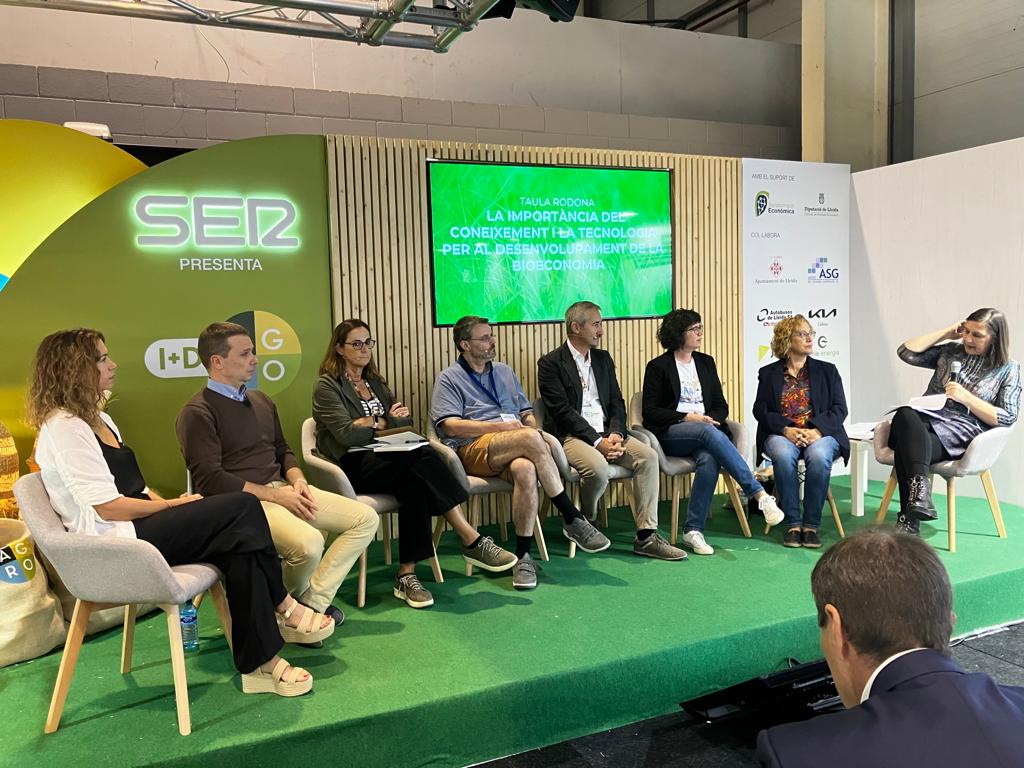 A la imatge, una de les taules que ha participat en el cinquè fòrum agroalimentari de Ràdio Lleida, organitzat en el marc de la Fira de Sant Miquel 2022.