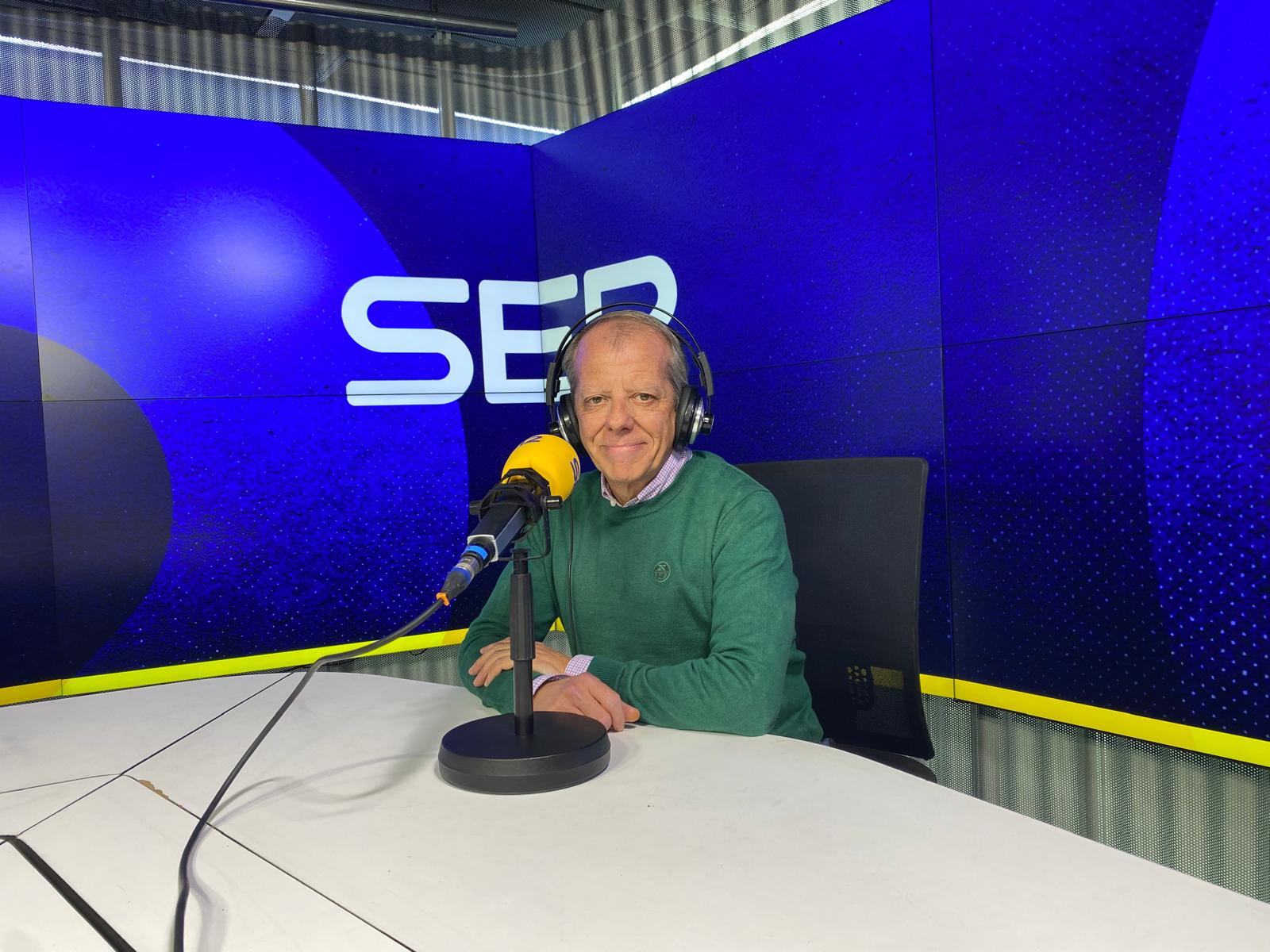 El periodista de Radio Madrid, Alfonso Ojea, premiado por la Guardia Civil por su trayectoria