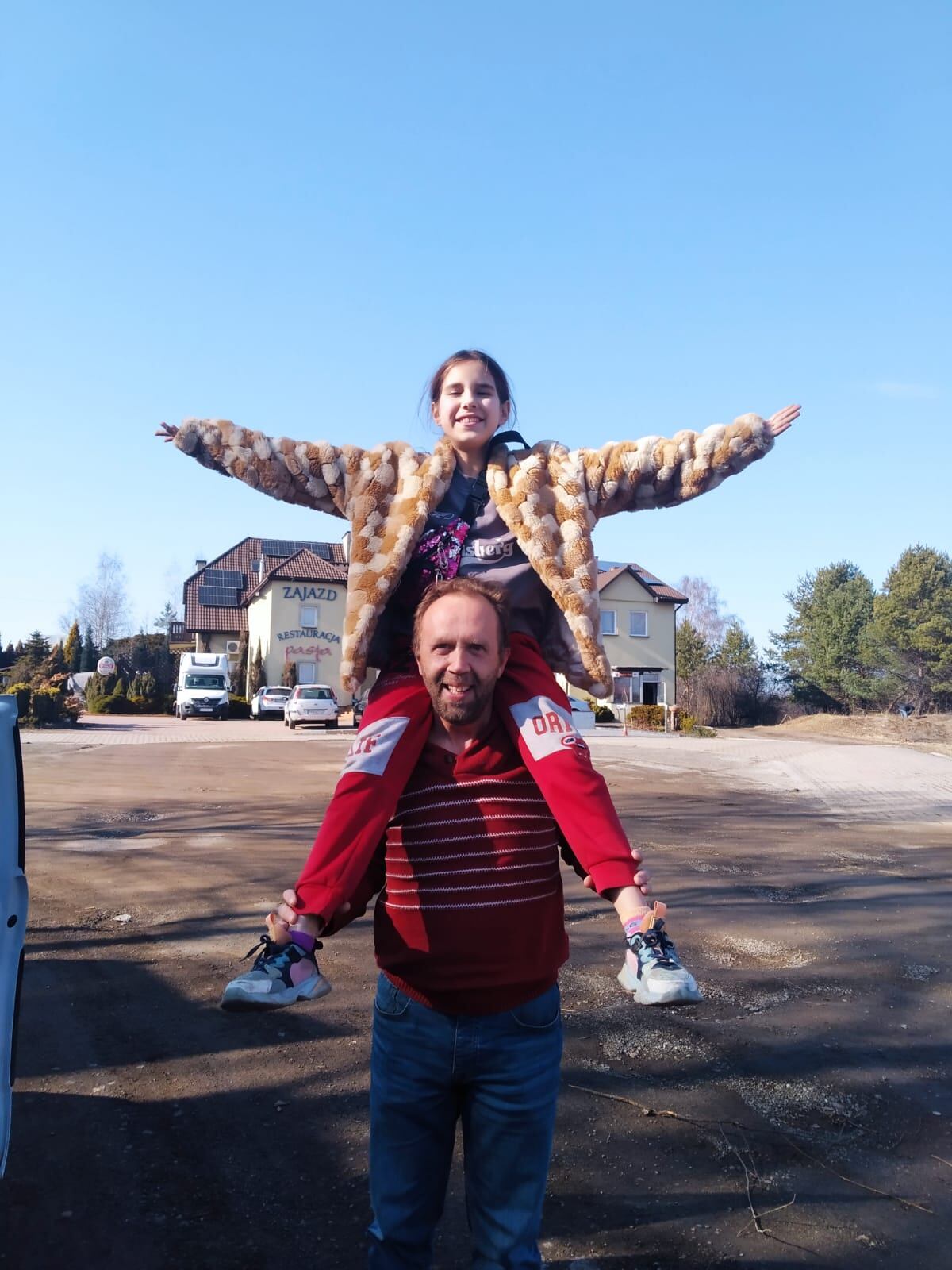 Juan Luis Escobar junto a una de las tres hermanas que desplazan hasta Ciudad Real
