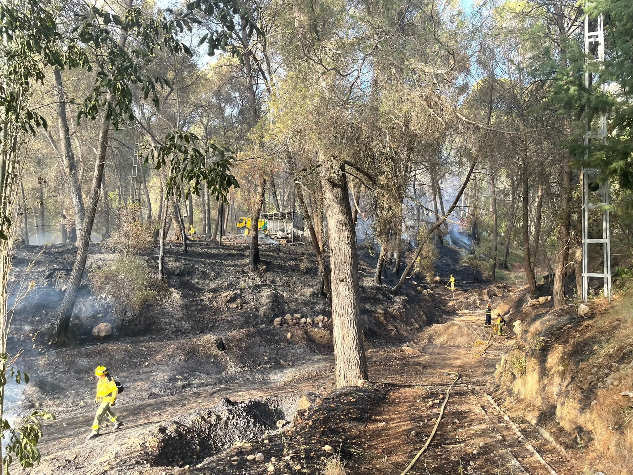 Imagen del incendio este lunes en Segura de la Sierra.