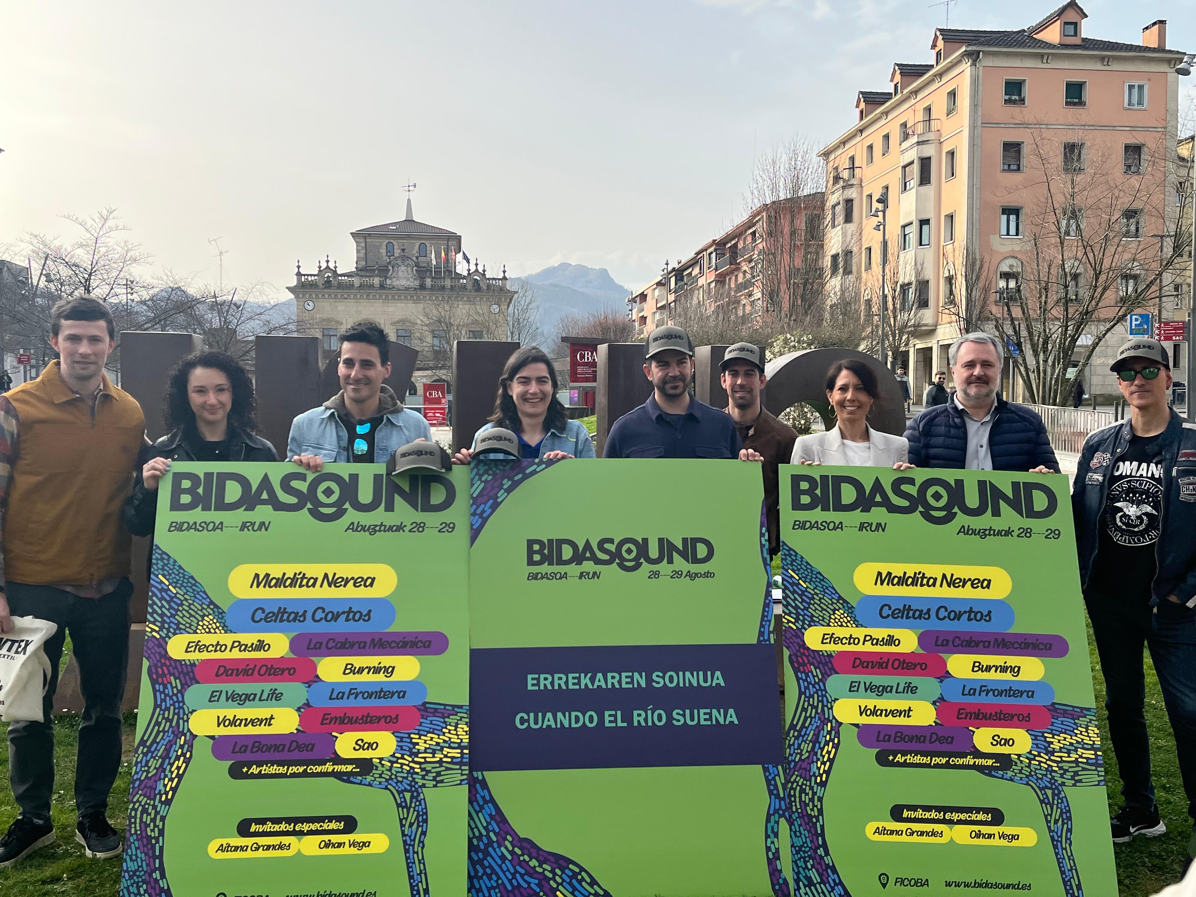 Organizadores de Bidasound junto al cartel.
