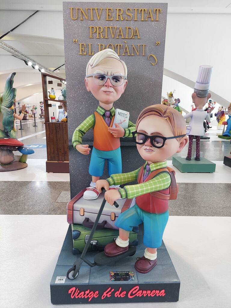 La Exposición del Ninot de las Fallas 2023 abre sus puertas con 750 figuras que rebosan diseño y sátira. Todas ellas quieren salvarse de las llamas gracias al voto popular.