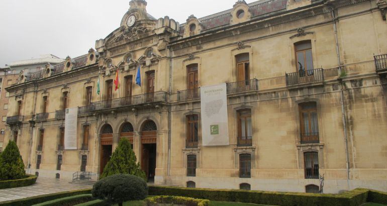 Fachada principal de la Diputación de Jaén.