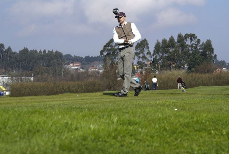 Un jugador de golf en el campo del Real Aeroclub de Vigo.