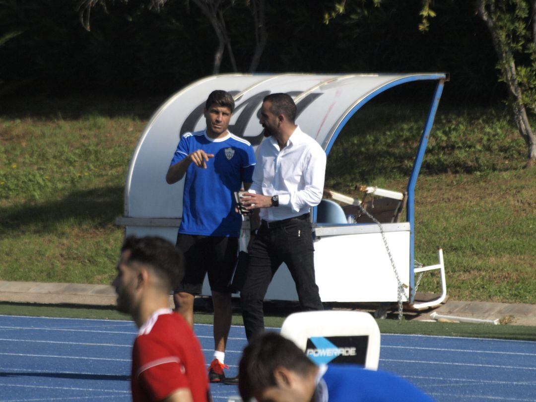 Pedro Emanuel hablando con Mohamed El Assy, director general.