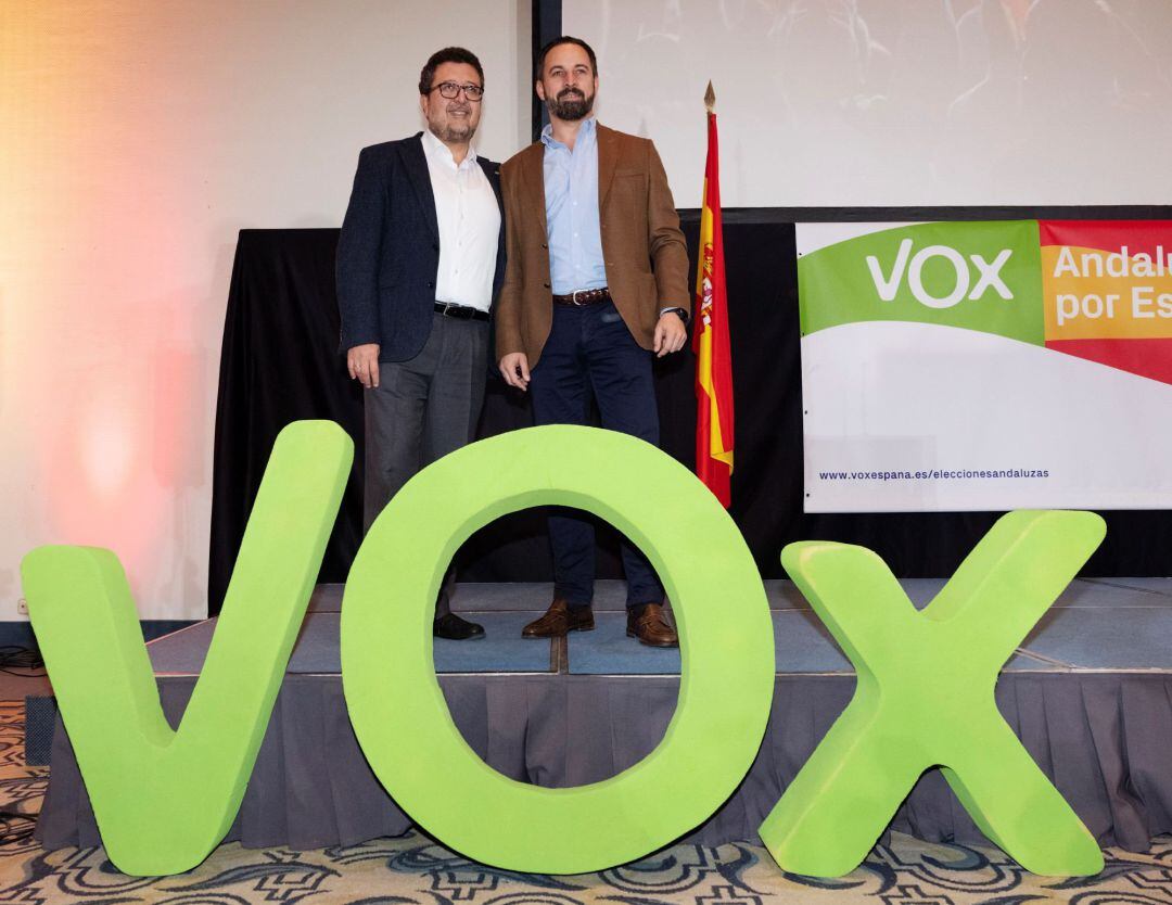 El presidente de Vox, Santiago Abascal (d), y el candidato a la presidencia de la Junta de Andalucía, Francisco Serrano