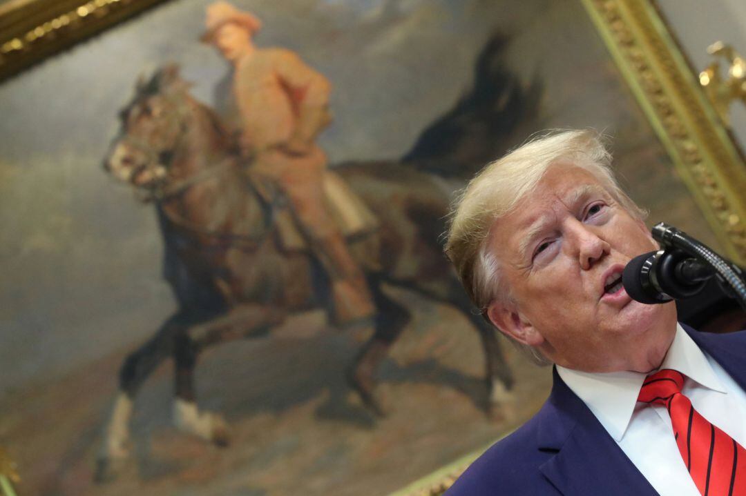 El presidente de EEUU, Donald Trump, hablando frente a un retrato de Theodore Roosevelt.