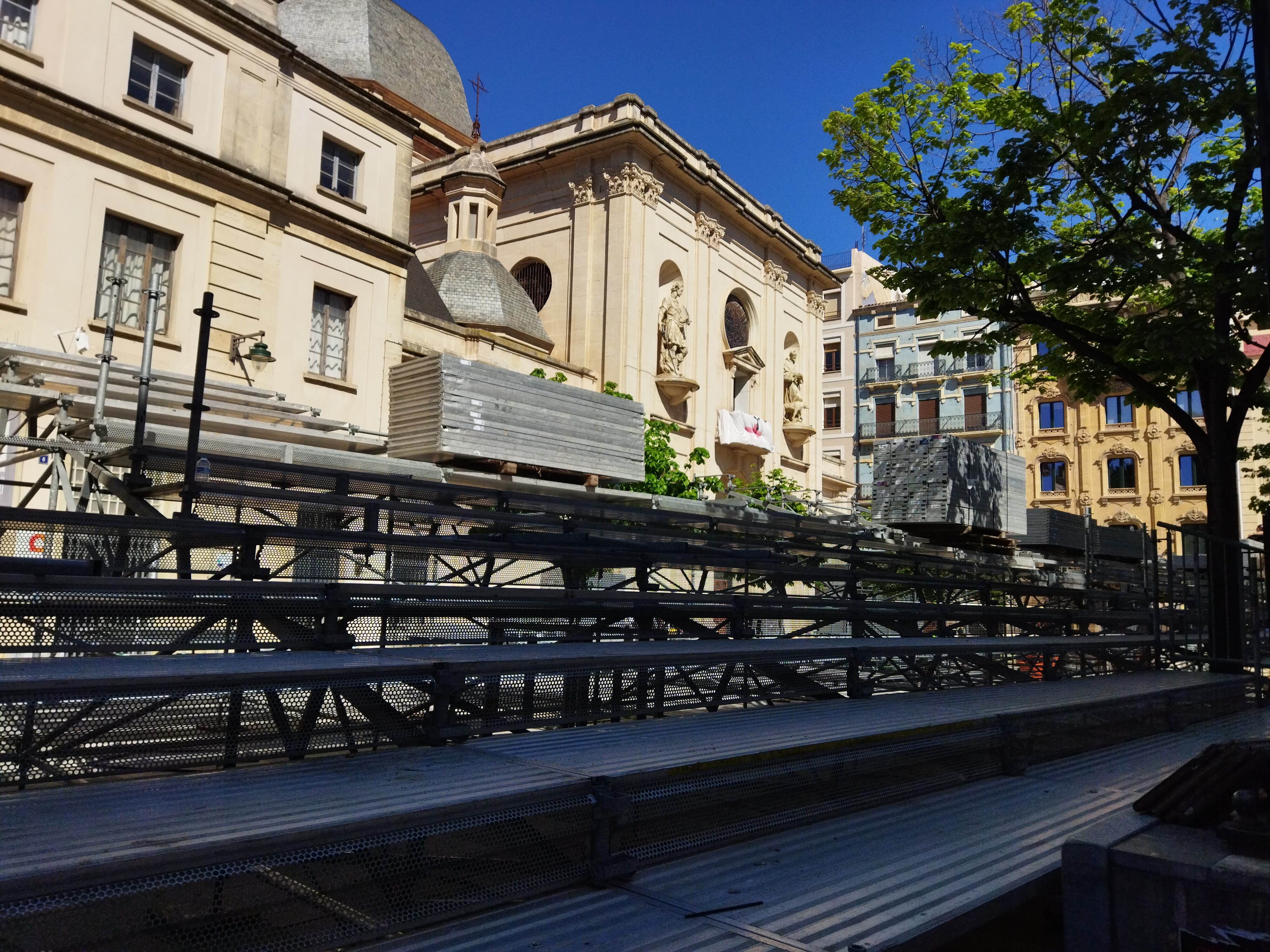 Los operarios están montando la tribuna de la plaza de Ramón y Cajal de Alcoy.