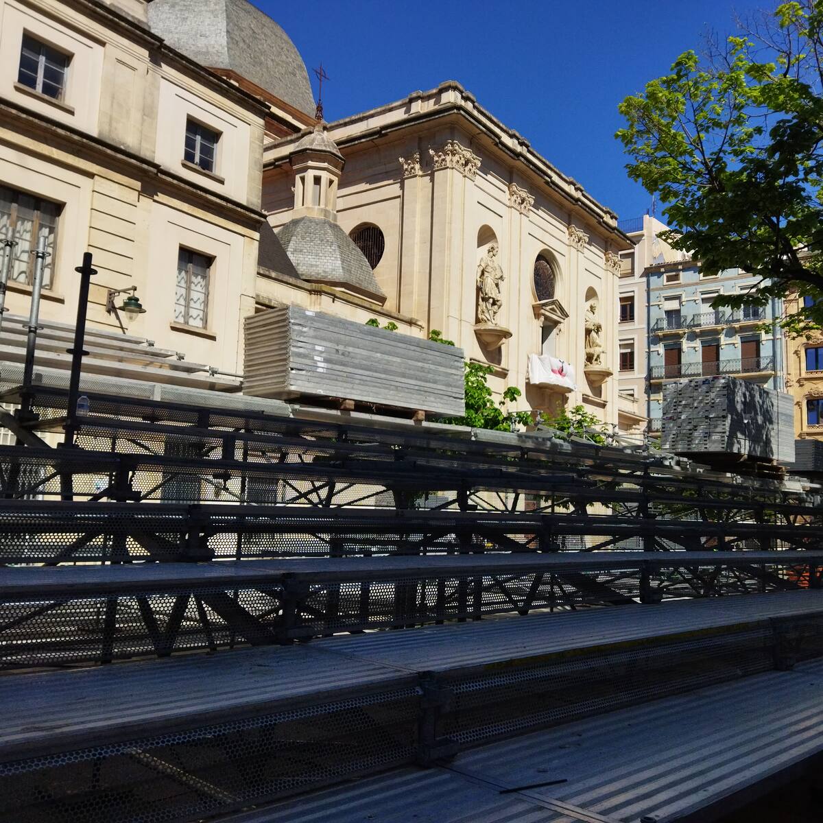 Alcoy inicia el montaje de las tribunas para las Entradas de Moros y Cristianos