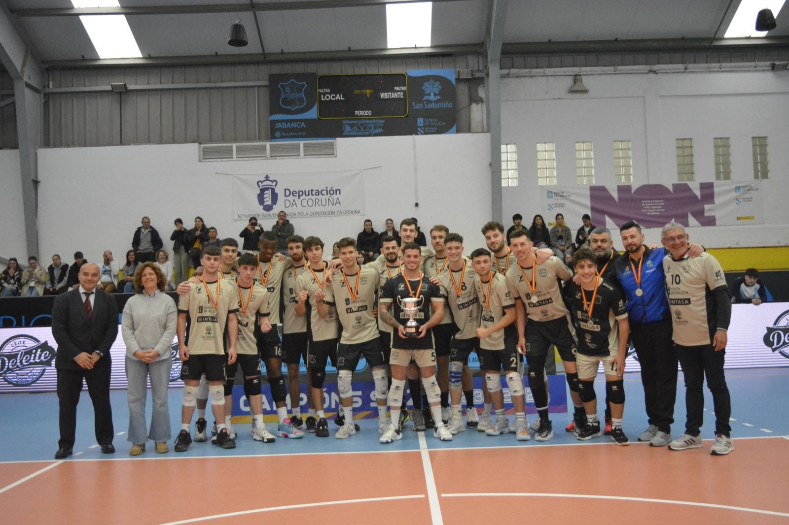 La plantilla del Intasa San Sadurniño, tras la final de este domingo (foto: Real Federación Española de Voleibol)