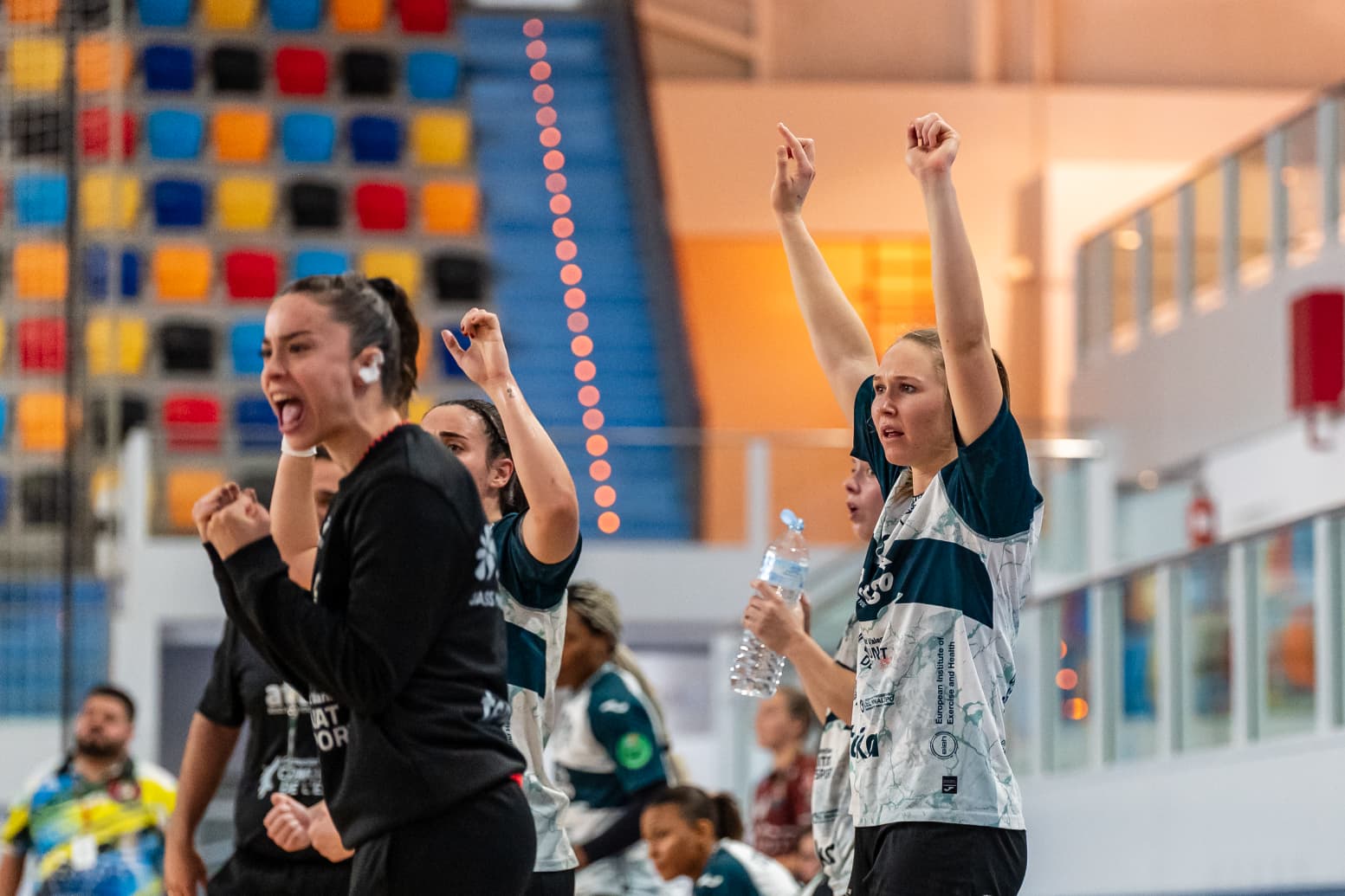 Las jugadoras del Elche celebran en el banquillo uno de los goles en Arrecife