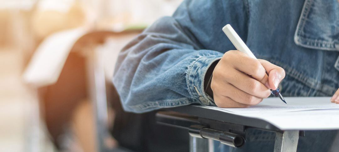 Un alumno durante un examen. Archivo