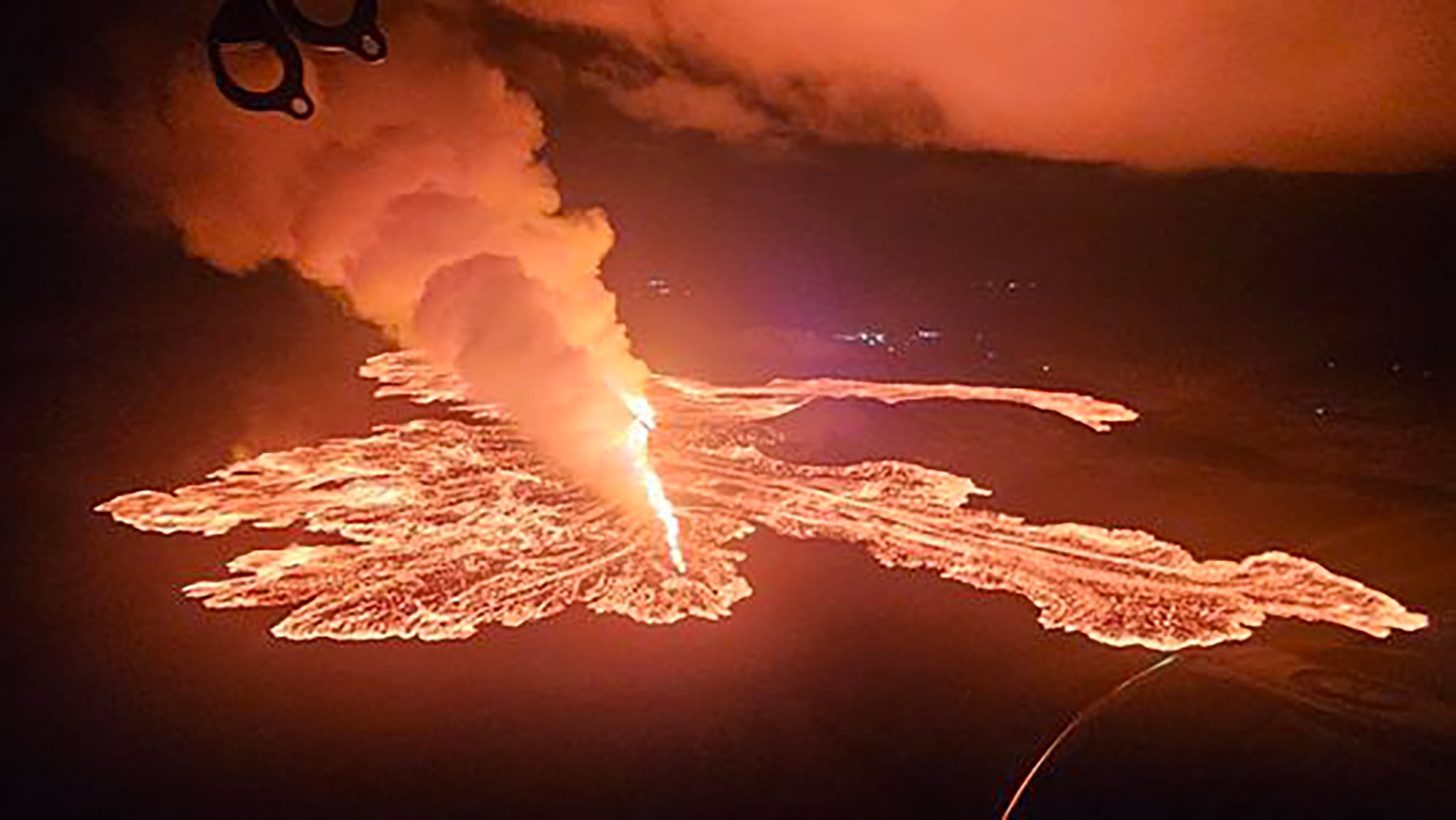 El momento de la erupción del volcán de Islandia.