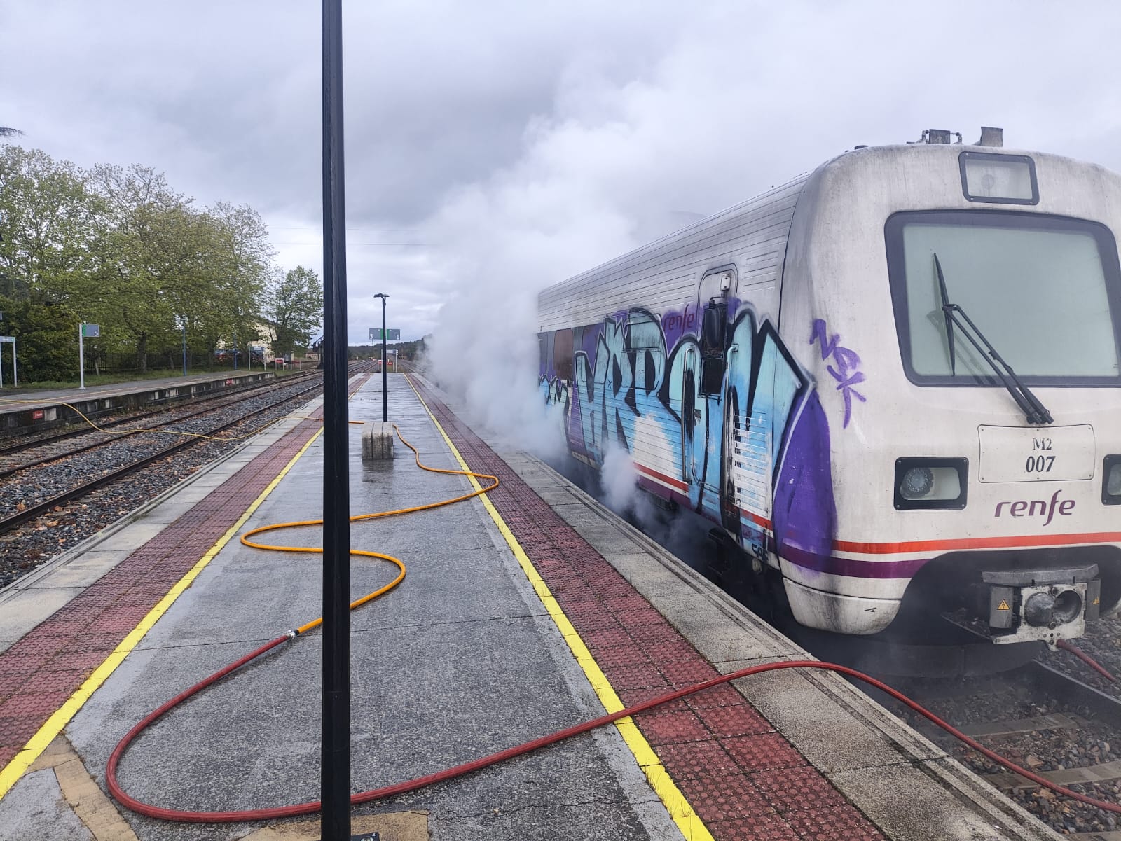 El regional Valladolid-Puebla de Sanabria, detenido en la estación de Sarracín