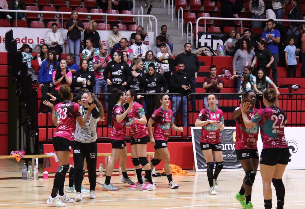 Las jugadoras del Elche Atticgo celebran su victoria en Elda