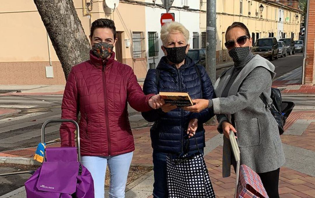 Maite Ocaña (en el centro) junto a las amigas con las que ha repartido los libros entre los vecinos de su barrio en Cuenca.