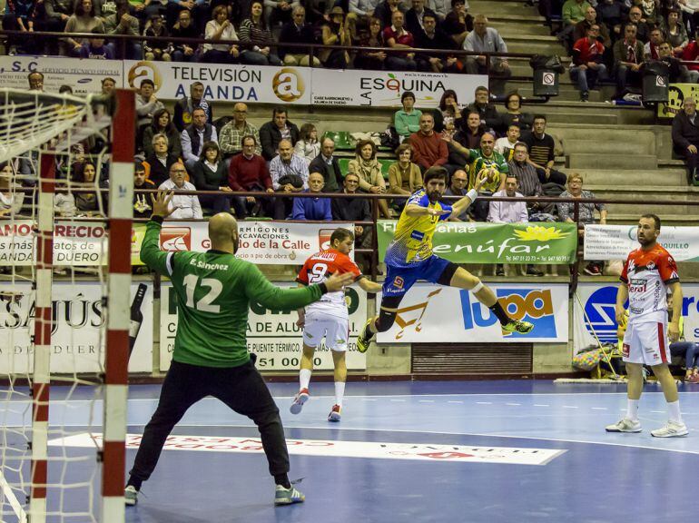 Del Val ejecuta un lanzamiento ante BM Nava