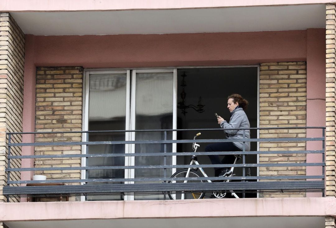 Una vecina realiza ejercicio en su terraza.