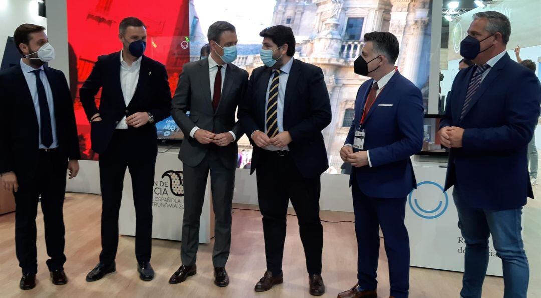 López Miras preside el acto de inauguración del stand de la Región, con el consejero de Presidencia, Turismo y Deportes, el secretario general de la Consejería, el director general de Turismo, y los alcaldes de Caravaca y Pliego