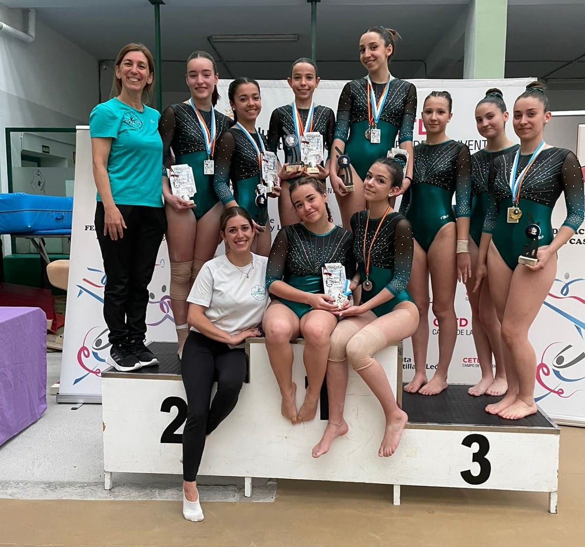 Integrantes del Gimnasia Aranda con sus trofeos en el Campeonato de Castilla y León