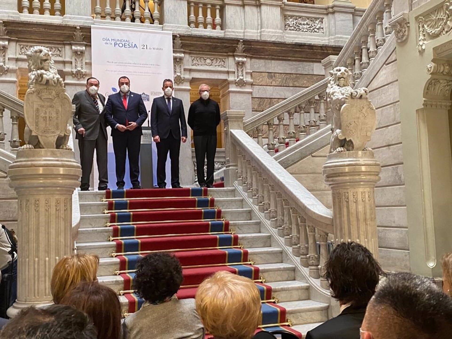 Acto institucional del Día Mundial de la Poesía, celebrado en la escalinata del palacio de la Junta General