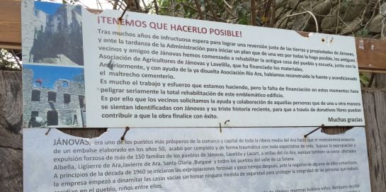 Entre las calles de Jánovas se puede encontrar este cartel reivindicativo que explica la lucha de los vecinos del pueblo