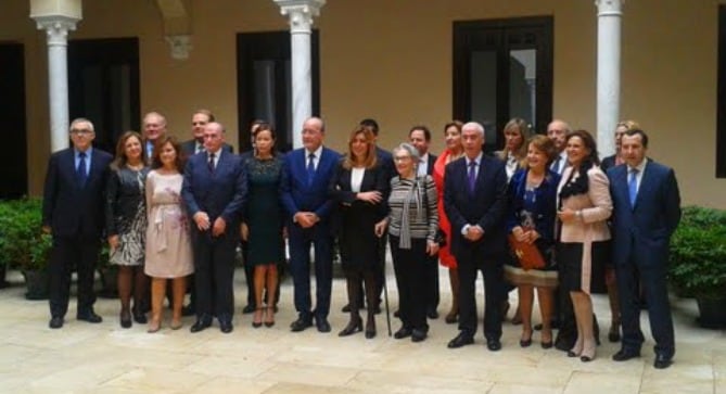 Antes del acto la presidenta de la Junta de Andalucía, Susana Díaz, ha saludado a los patronos del Museo Picasso