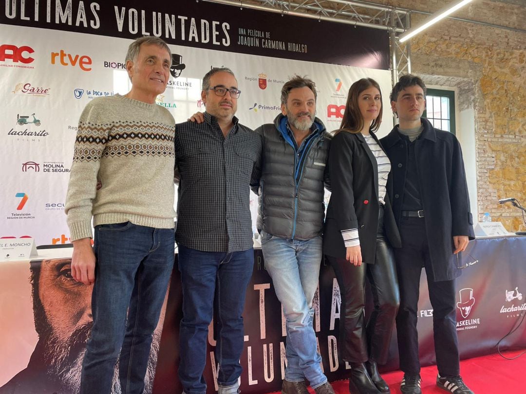 De izquierda a derecha: Salvador Serrano (guionista), Joaquín Carmona (director), Fernando Tejero (actor), Nerea Camacho (actriz) y Àlex Monner (actor) 