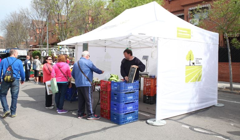 Los agricultores de Fuenlabrada tienen puestos fijos de venta en los mercadillos de la ciudad.