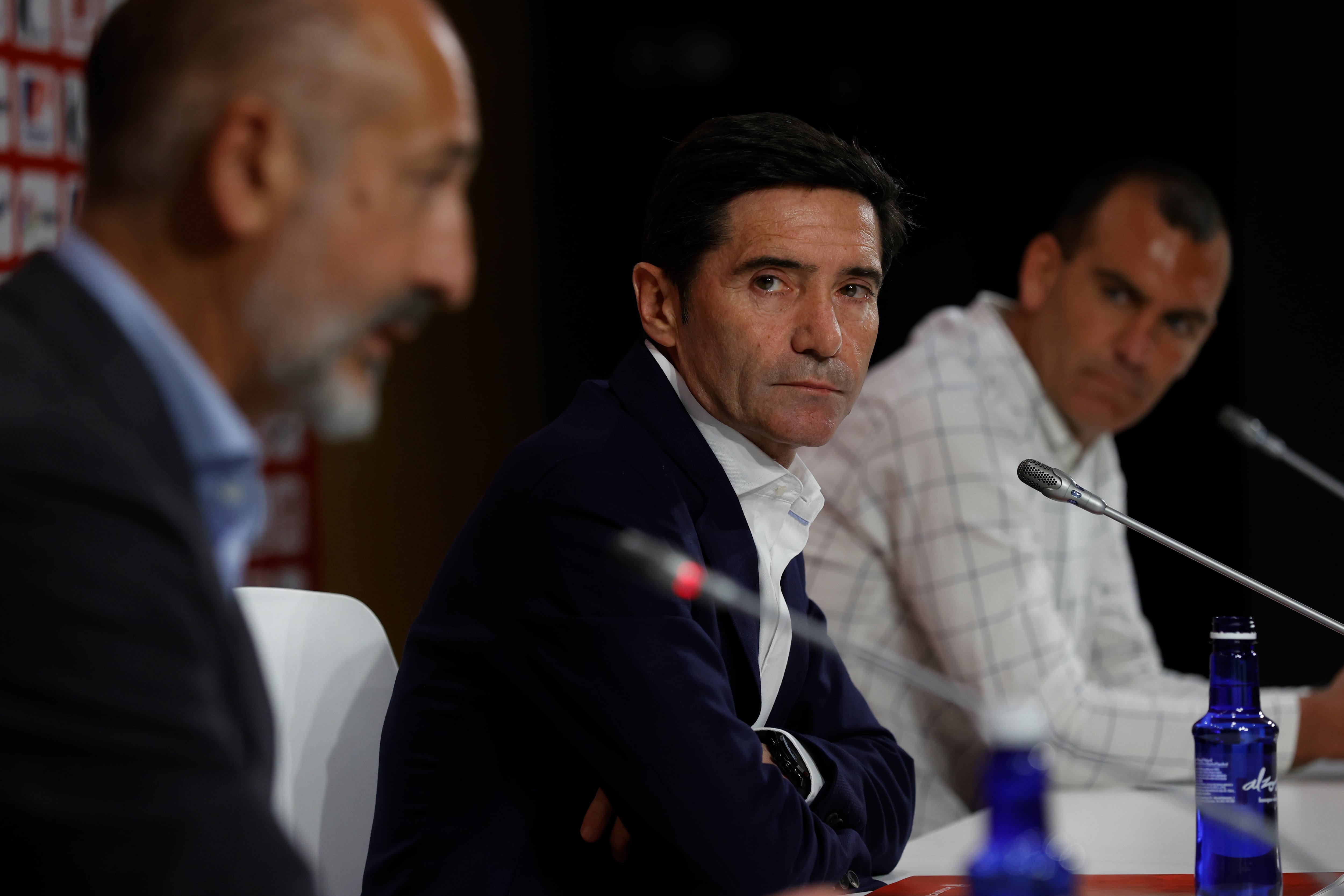 BILBAO, 24/05/2022.- Marcelino García Toral (c) anuncia este martes durante una rueda de prensa en San Mamés que no continuará entrenando al club Athletic Club la próxima temporada, en Bilbao. El técnico asturiano firmó por el Athletic el 3 de enero de 2021 tras la destitución ese mismo día de Gaizka Garitano. Dos semanas más tarde, en su tercer partido, conquistó la Supercopa después de haber ganado al Real Madrid en la semifinal y al Barcelona en la final. EFE/ Miguel Toña
