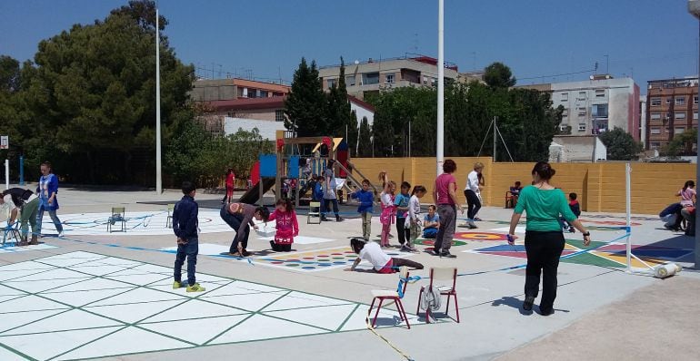 Alumnos del CAES Juan Manuel Montoya, de Nazaret, colaboran en hacer varios espacios en el patio de recreo 