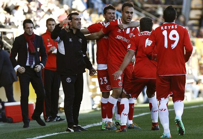 El defensa del Sevilla Juan Cala celebra con sus compañeros el gol que acaba de marcar, el primero de su equipo frente al Villarreal