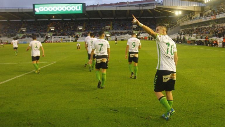 Dani Aquino dedicando uno de los goles que ha marcado a los aficionados del Fondo Norte.