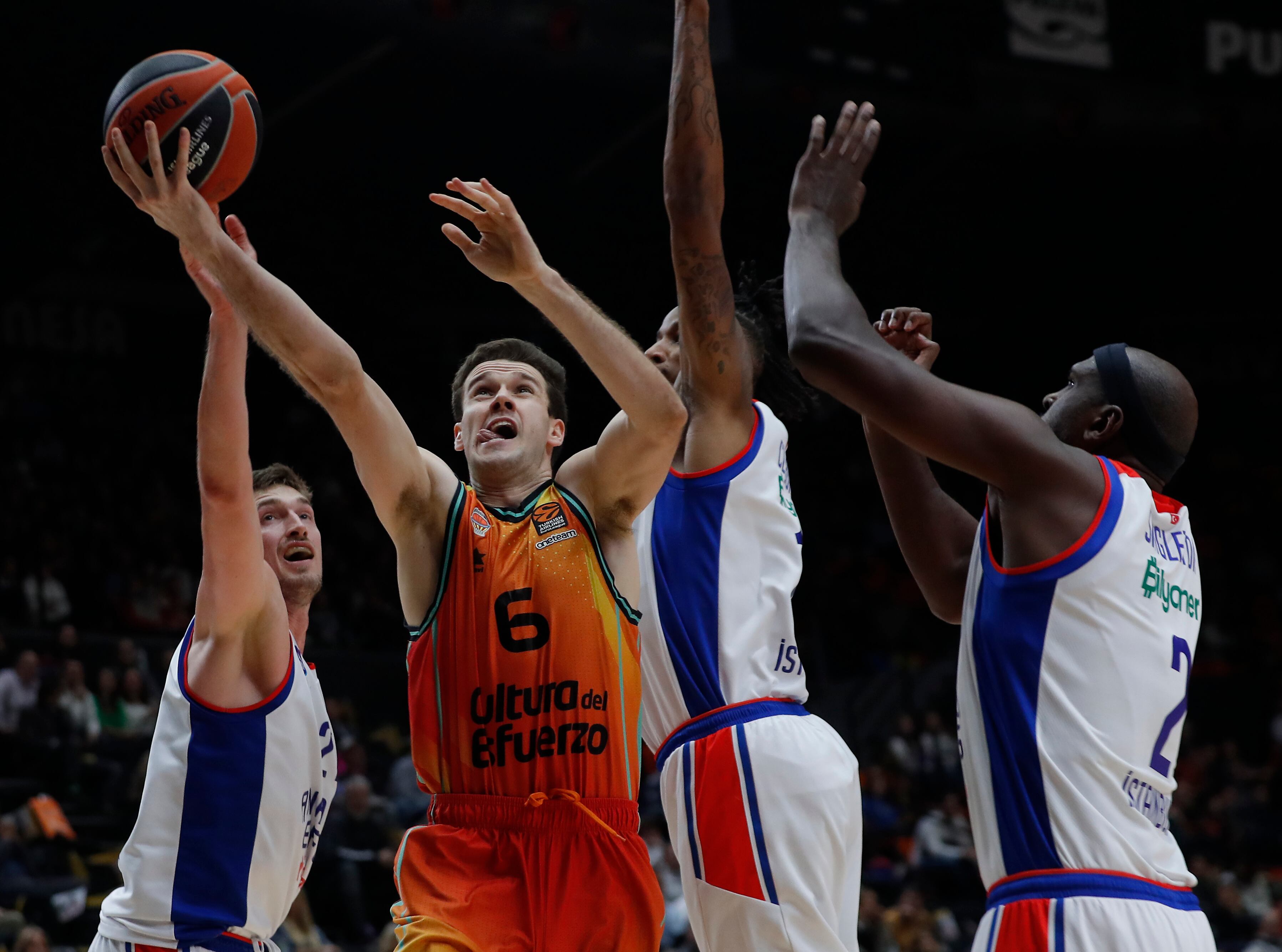 El alero del Valencia Basket Xabi López Arostegui y los jugadores del Anadolu Efes, Tibor Pleiss, Will Clyburn y Chris Singleton durante el partido de la jornada 18 de la Euroliga disputado, hoy miércoles, en el pabellón de la Fuente de San Luis de Valencia entre Valencia Basket y Anadolu Efes. EFE/Miguel Ángel Polo