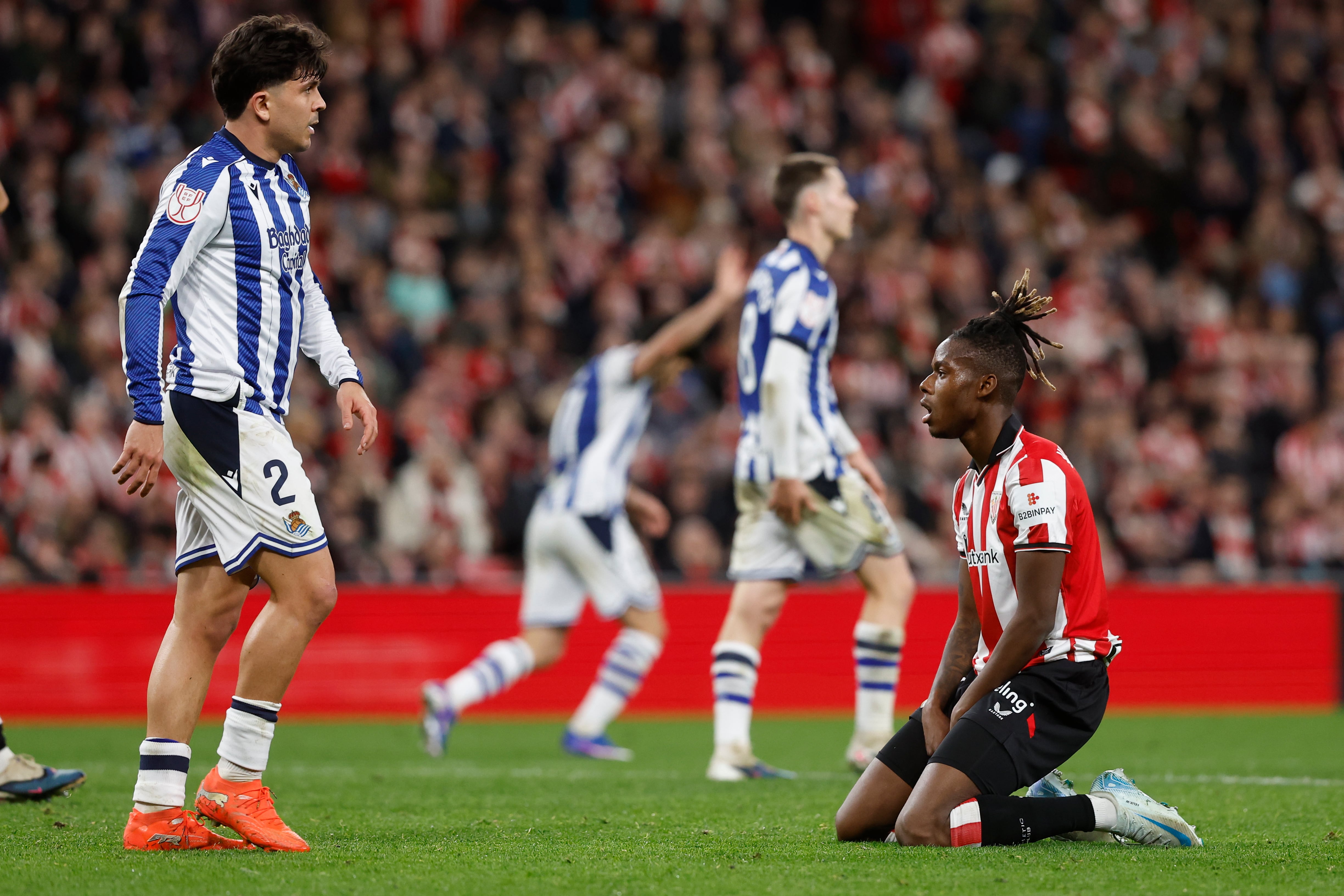 BILBAO, 11/02/2026.- El delantero del Athletic Club Nico Williams (d) durante el partido de ida de la semifinales de la Copa del Rey que Athletic Club de Bilbao y Real Sociedad disputan este miércoles en el estadio de San Mamés, en Bilbao. EFE/Miguel Toña