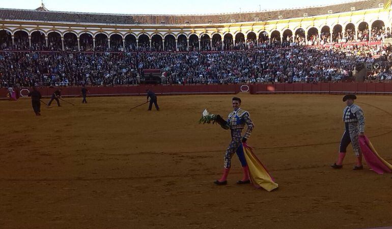 Alejandro Talavante da la vuelta al ruedo tras cortar la única oreja de la tarde en la Maestranza