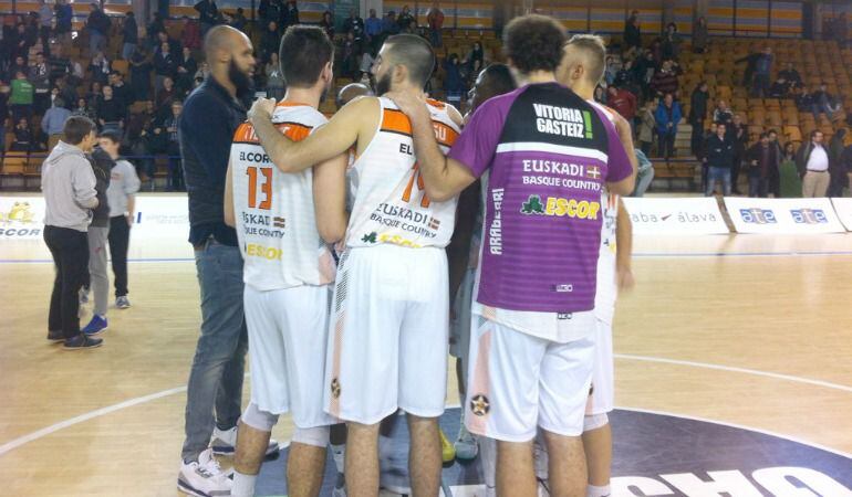 Celebración de la victoria de Araberri en la cancha de Mendizorroza.