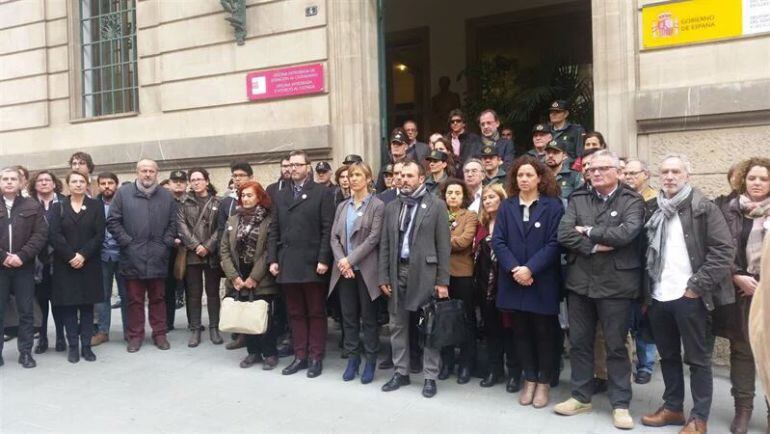 Las principales autoridades de Baleares se han concentrado ante la Delegación del Gobierno en protesta por el crimen machista 