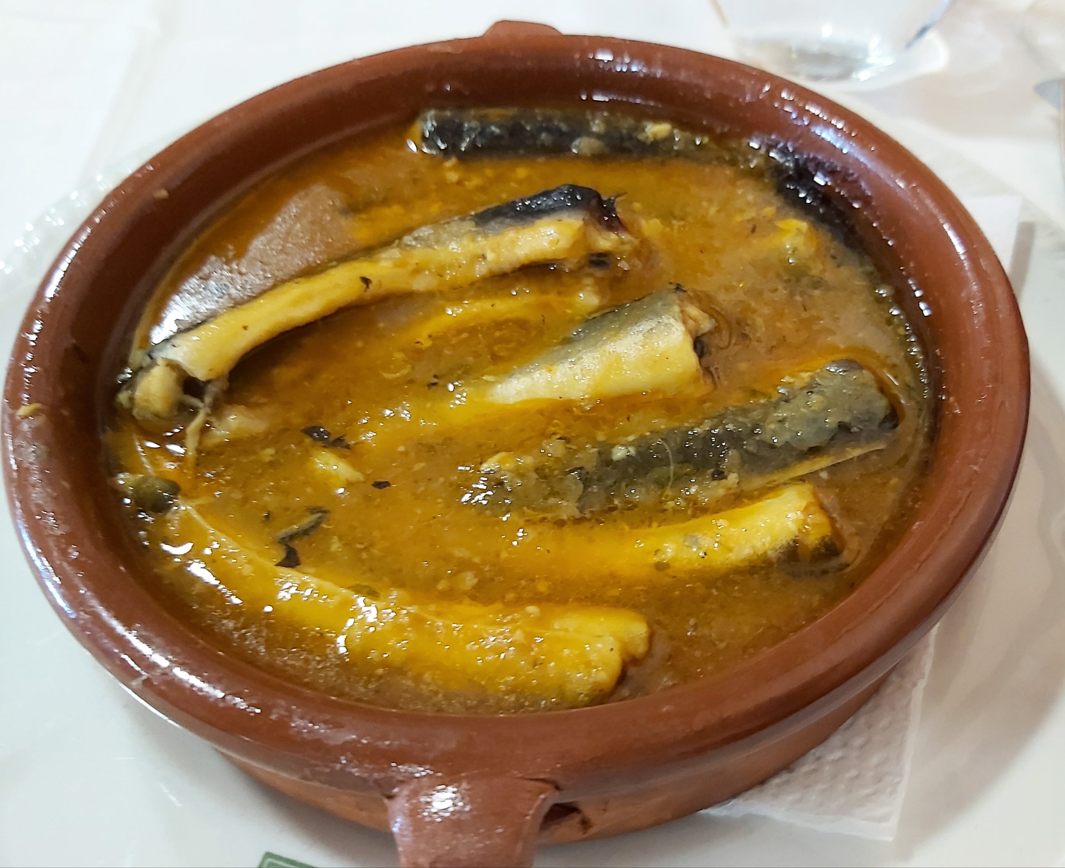 Guiso de anguilas en un restaurante tradicional del Delta del Ebro.