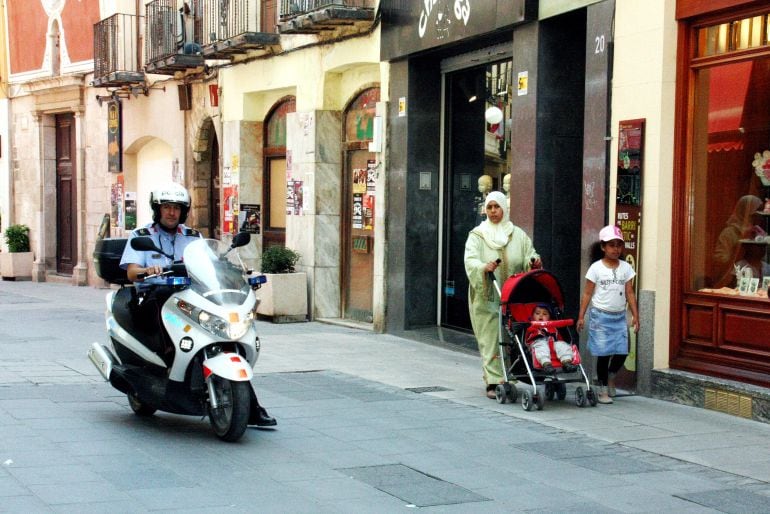 Un agent de la policia al carrer La Cort de Valls