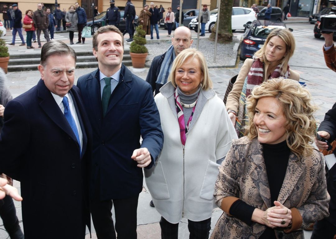 El presidente nacional del PP Pablo Casado en el centro, junto a la presidenta del PP de Asturias, Mercedes Fernández y los candidatos a la presidencia del Principado, Teresa Mallada y a la alcaldía de Oviedo,Alfredo Canteli.