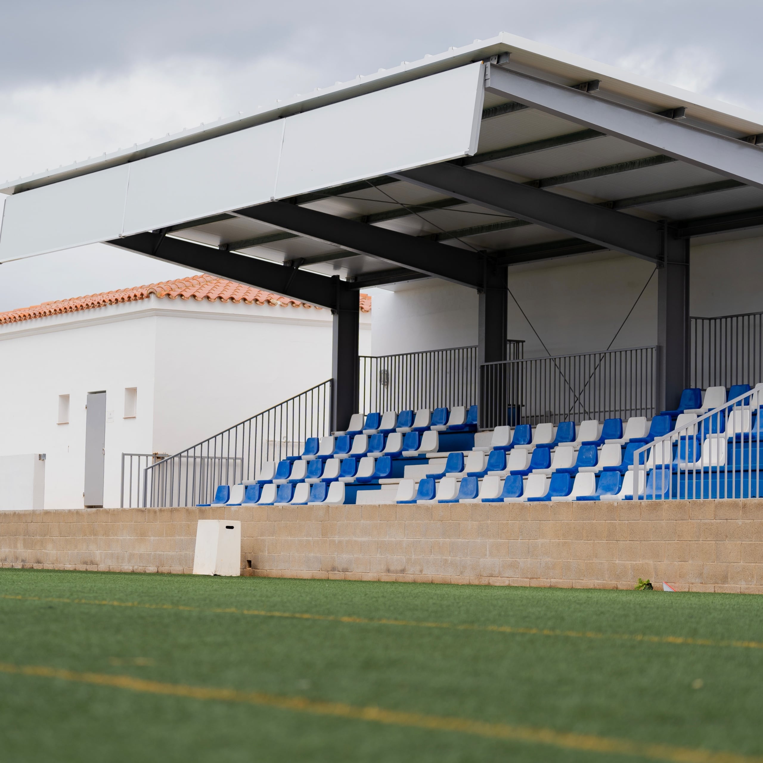 El camp de futbol de Ses Arenes de Fornells baratarà la gespa artificial.