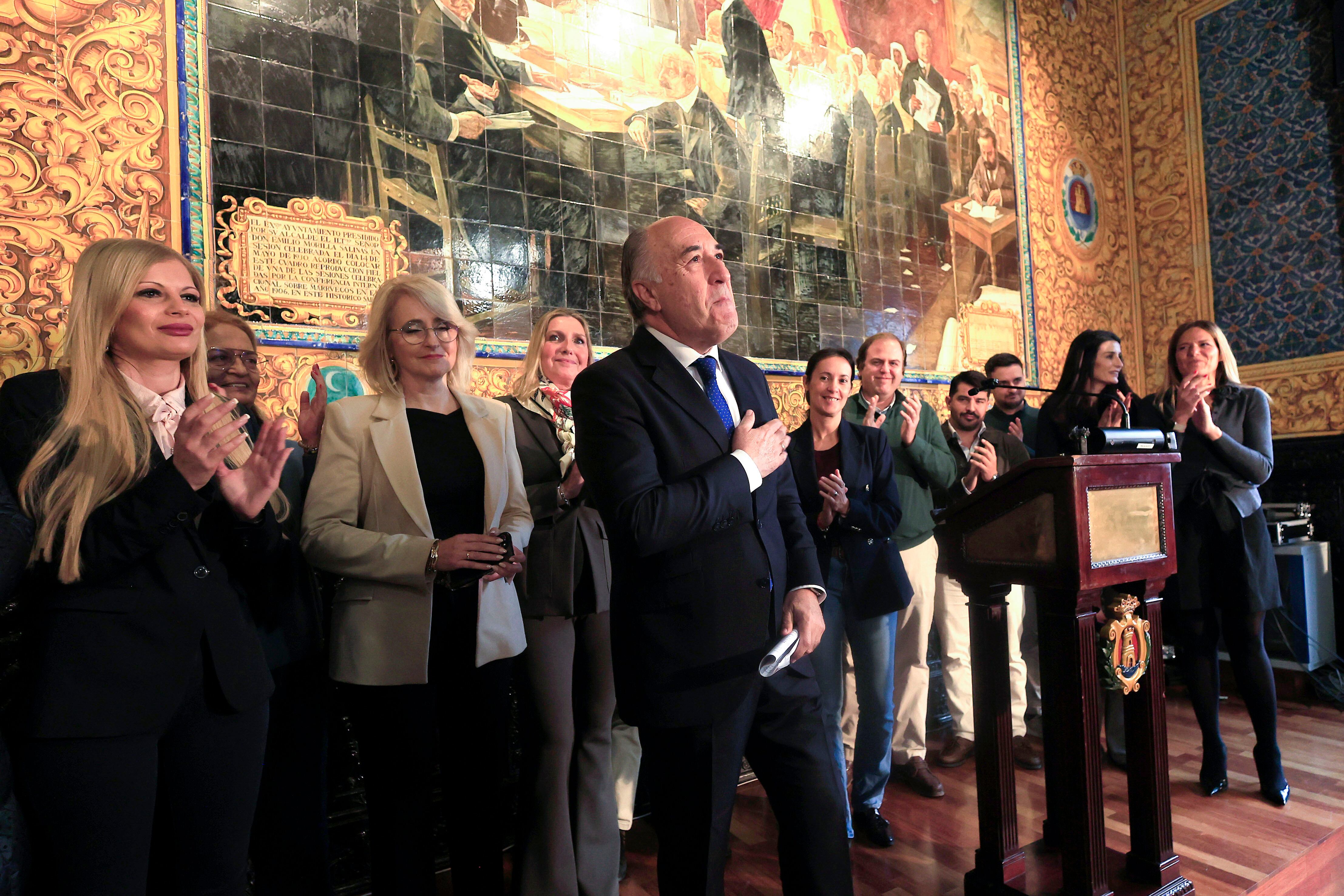 ALGECIRAS (ESPAÑA), 16/01/2026.- El alcalde de Algeciras José Ignacio Landaluce (c) da las gracias a los asistentes al finalizar una rueda de prensa después de conocerse que la Fiscalía del Tribunal Supremo ha archivado la denuncia interpuesta contra él por el Partido Socialista por la supuesta comisión de delitos de malversación de caudales públicos, tráfico de influencias y abuso sexual cometidos en el ejercicio de su cargo. EFE/A.Carrasco Ragel.