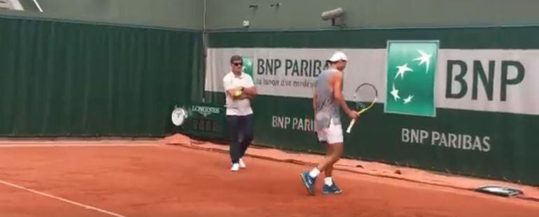 Toni Nadal observa a su sobrino mientras entrena antes de la final